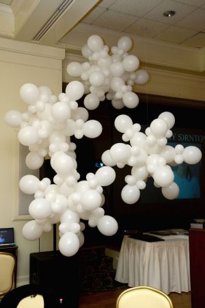 Недорогие снежинки из шаров на новый год воздушными шариками срочно 