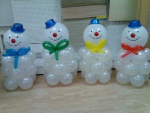 Современный снеговик из шаров на новый год воздушными шарами 