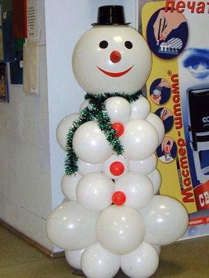 Бюджетный снеговик из шаров на новый год шарами 