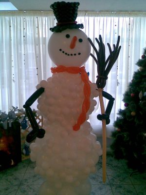 Недорогой снеговик из шаров на новый год шарами 
