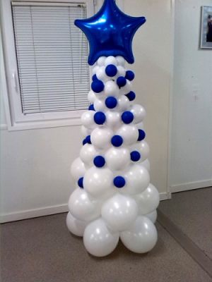 Бюджетная елка из шаров на новый год шариками недорого 