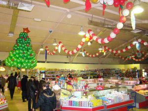 Красивое украшение магазина новогодними шарами заказать в Москве 