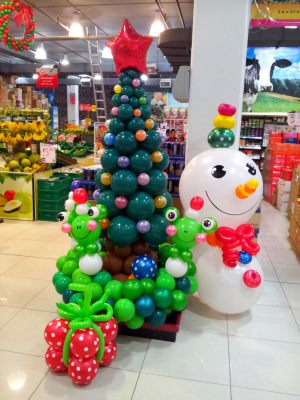 Интересное украшение магазина новогодними шарами заказать в Москве 