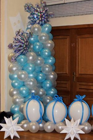 Интересное украшение комнаты новогодними шарами недорого 
