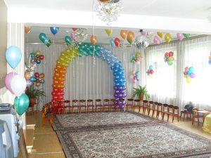Интересное новогоднее оформление шарами в детском саду заказать 